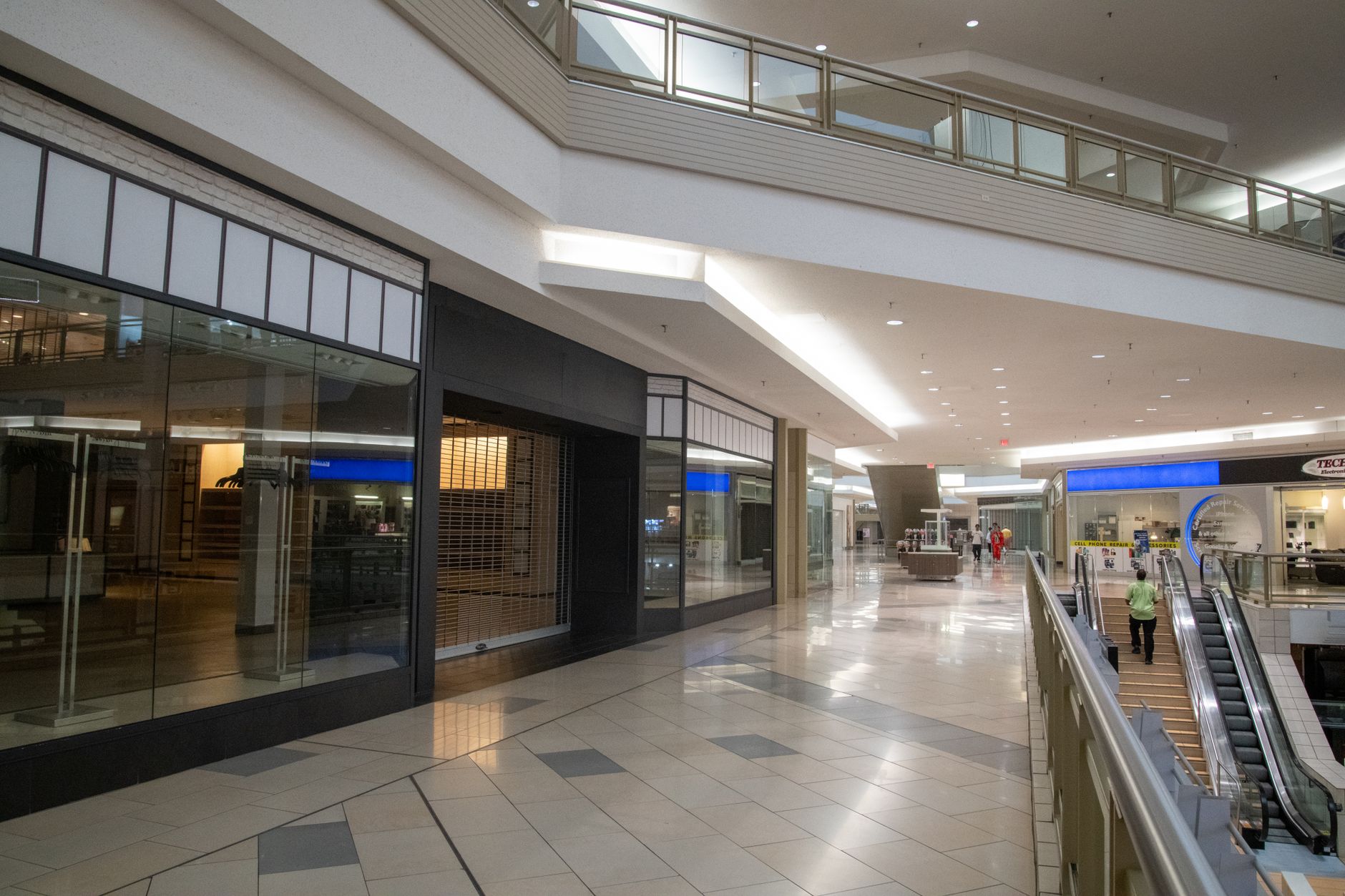 Who Produces Signage for Large Retail Chains